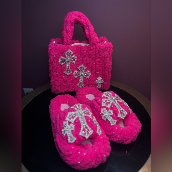 Custom made pink yarn slides and matching purse - Picture 6 of 6